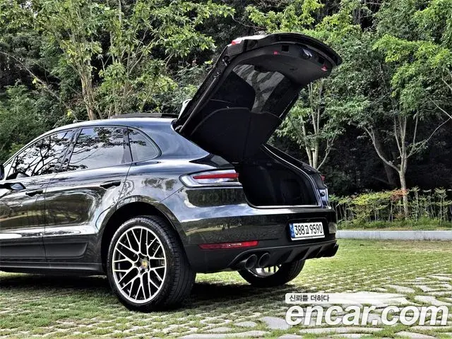 Porsche Macan 2021 — ფოტო 17/20