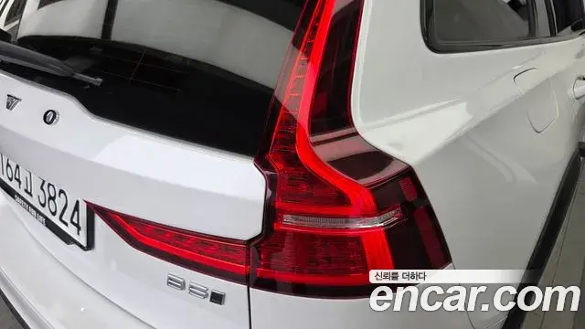 Volvo V60 Cross Country 2024 — ფოტო 31/34