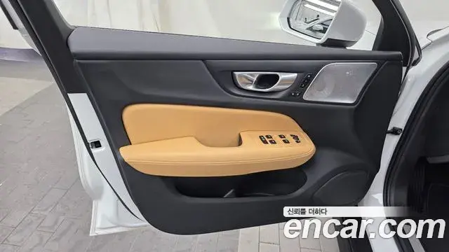 Volvo V60 Cross Country 2024 — ფოტო 28/34