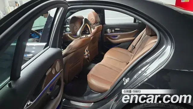Mercedes-Benz E-Class 2021 — Фото 11/20