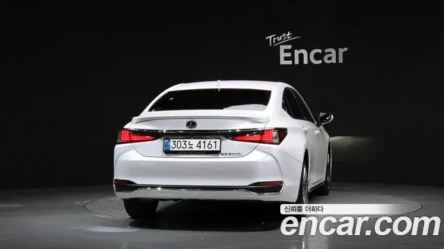 Lexus ES300h 2026 — Şəkil 13/30