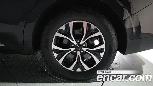 Kia Carnival 2023 — ფოტო 13/45