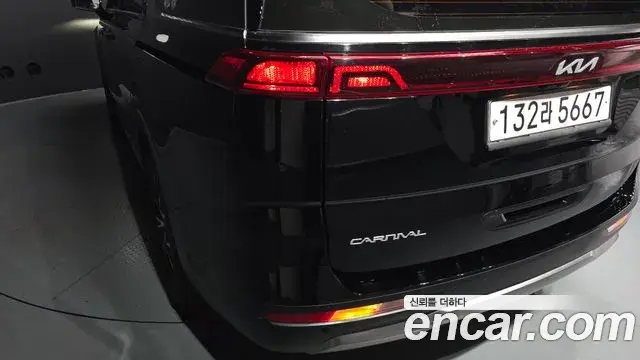 Kia Carnival 2023 — ფოტო 21/45