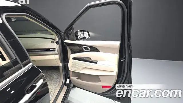 Kia Carnival 2023 — ფოტო 35/45