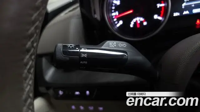 Kia Carnival 2023 — ფოტო 38/45