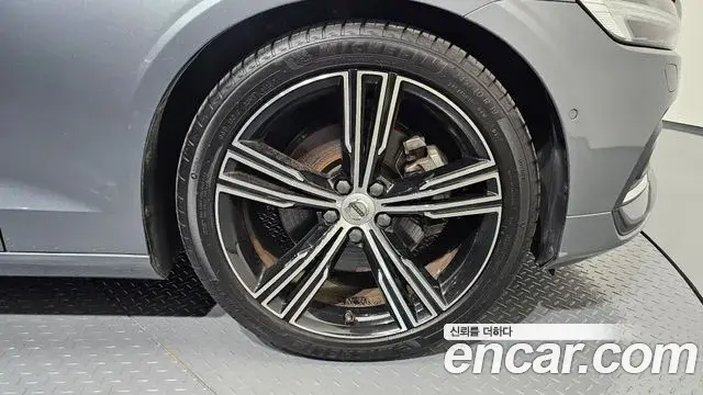 Volvo S60 2019 — Şəkil 8/37