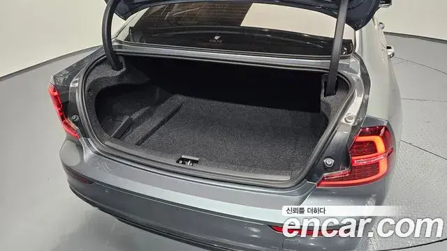 Volvo S60 2019 — Şəkil 18/37