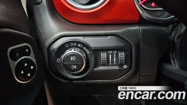 Jeep Wrangler 2020 — Фото 17/20
