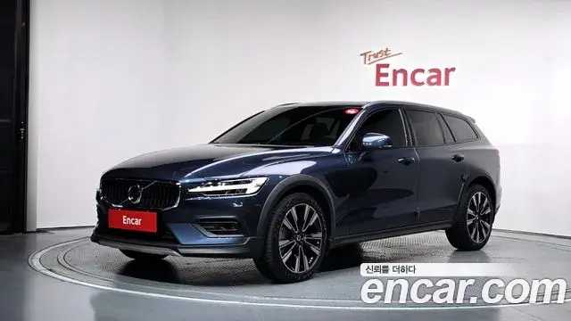 Volvo V60 Cross Country 2022 — Фото 1/20