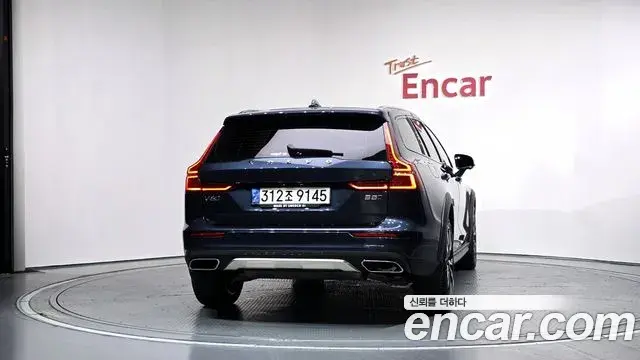 Volvo V60 Cross Country 2022 — Фото 4/20