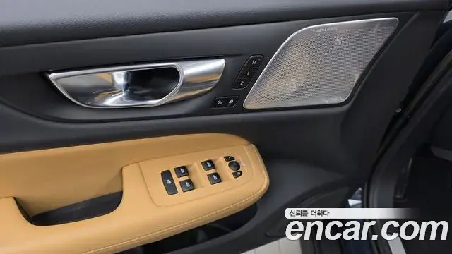 Volvo V60 Cross Country 2022 — ფოტო 32/34