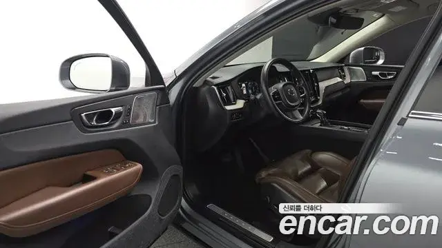 Volvo XC60 2019 — Фото 10/20