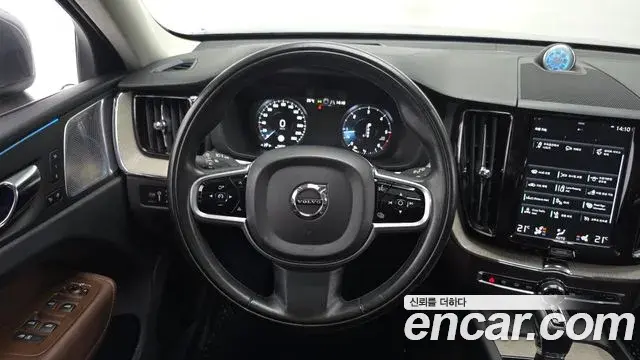 Volvo XC60 2019 — Фото 14/20
