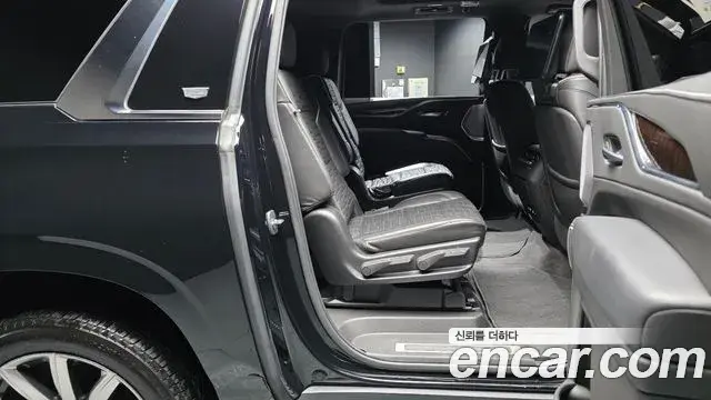 Cadillac Escalade 2022 — ფოტო 34/36
