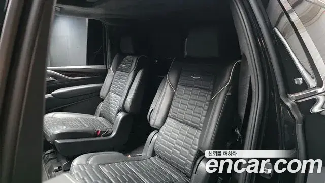 Cadillac Escalade 2022 — ფოტო 32/36