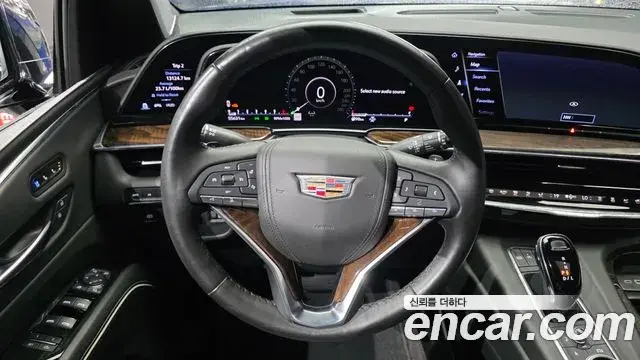 Cadillac Escalade 2022 — ფოტო 16/36