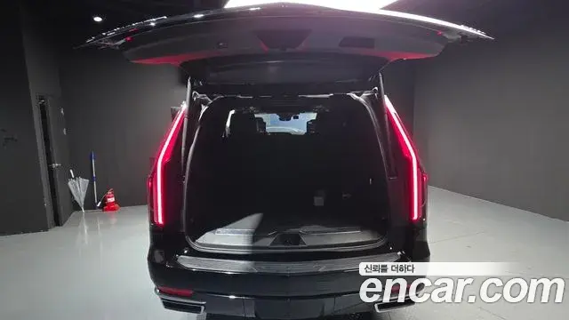 Cadillac Escalade 2022 — ფოტო 8/36