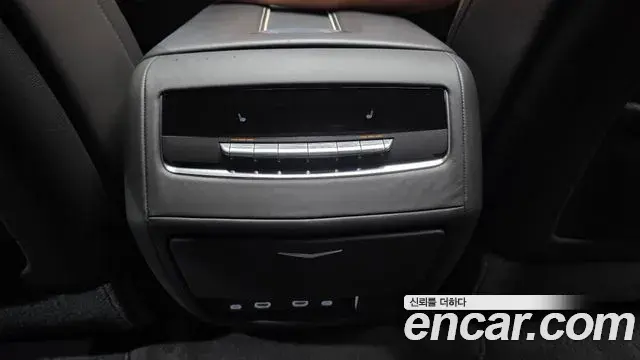 Cadillac Escalade 2022 — ფოტო 29/36
