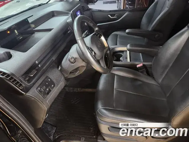 Hyundai Staria 2023 — Фото 6/17