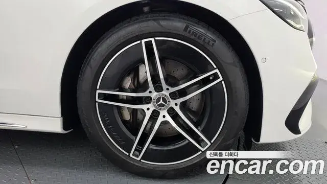 Mercedes-Benz E-Class 2024 — Photo 4/20