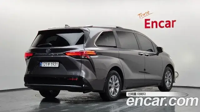 Toyota Sienna 2023 — Photo 34/35