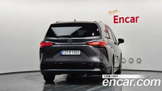 Toyota Sienna 2023 — Photo 6/35