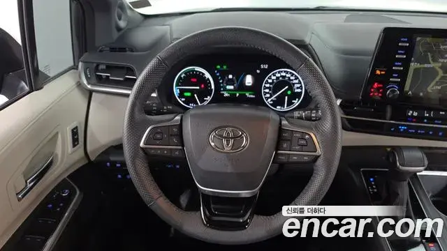 Toyota Sienna 2023 — Photo 8/35