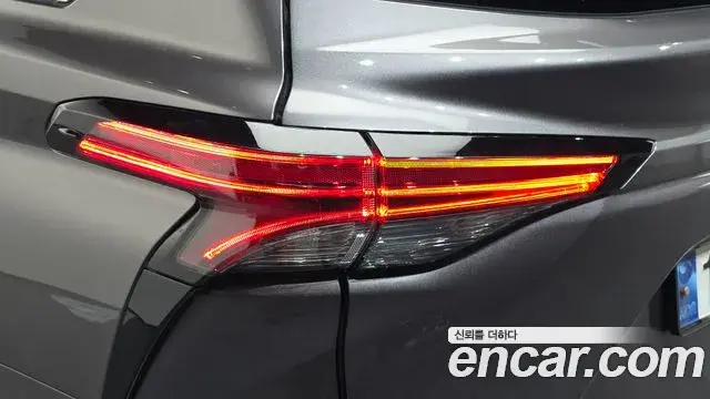 Toyota Sienna 2023 — Photo 9/35