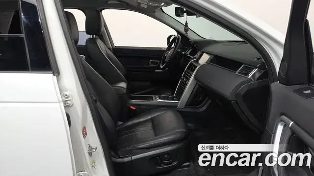 Land Rover Discovery Sport 2019 — Photo 9/36