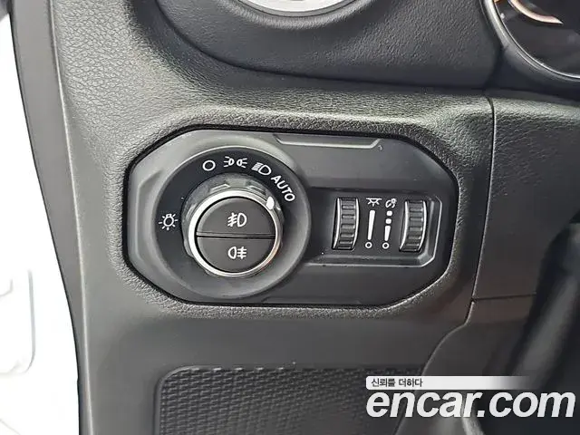 Jeep Wrangler 2019 — Фото 18/20