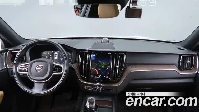 Volvo XC60 2021 — Фото 7/20