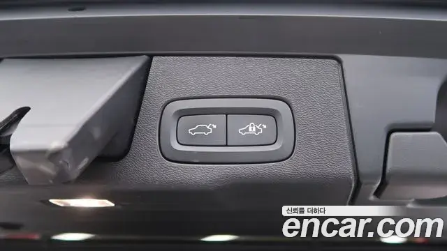 Volvo XC60 2021 — Фото 13/20