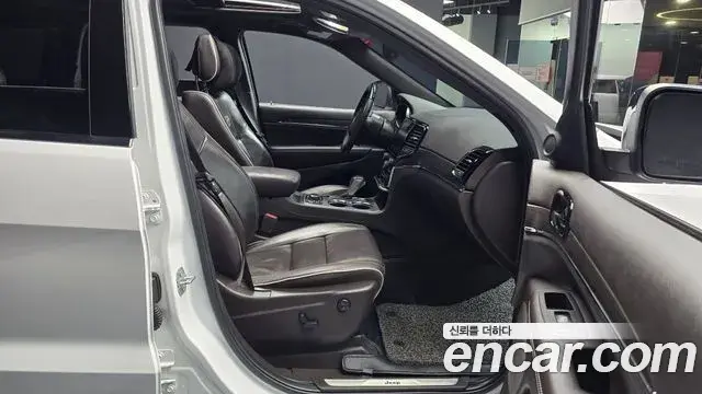 Jeep Grand Cherokee 2019 — Фото 11/20