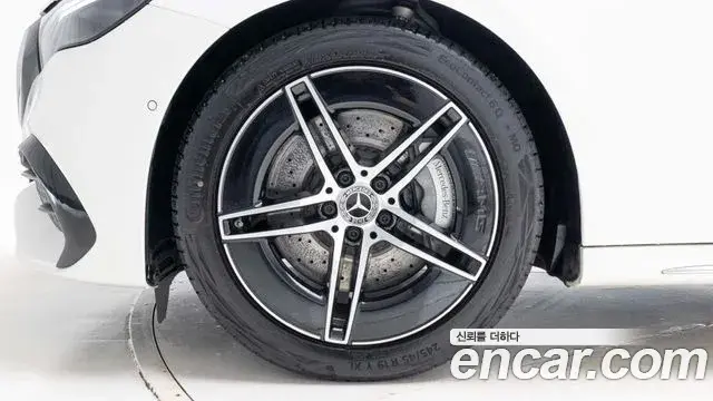 Mercedes-Benz E-Class 2026 — Photo 4/20