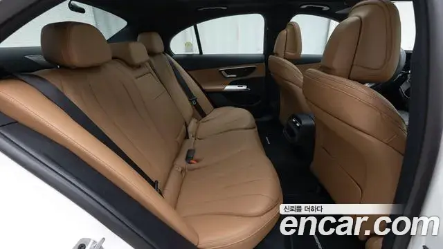 Mercedes-Benz E-Class 2025 — Фото 16/18