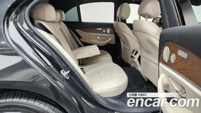 Mercedes-Benz E-Class 2021 — Фото 11/20