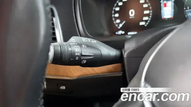 Volvo XC90 2020 — Şəkil 33/38