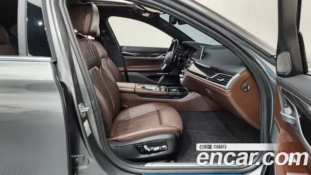 BMW 7 Series 2018 — Фото 11/20