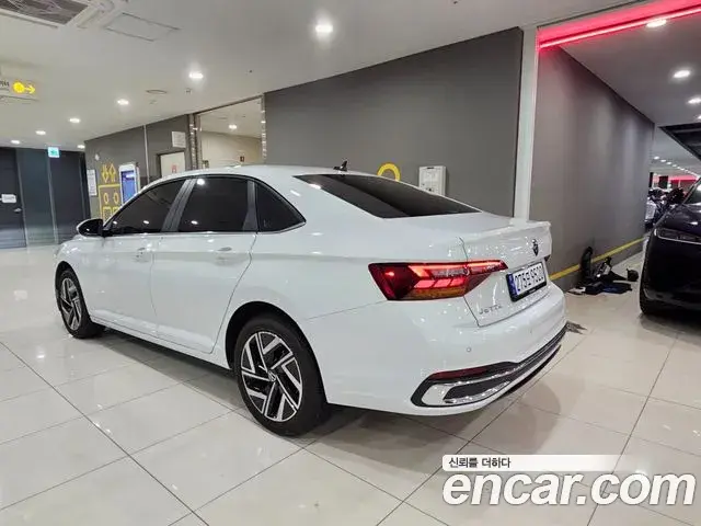 Volkswagen Jetta 2023 — Фото 1/20
