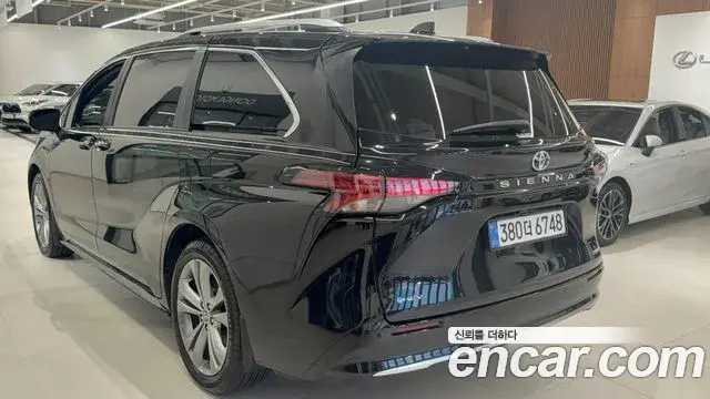 Toyota Sienna 2025 — Photo 2/14