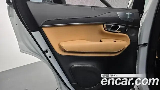 Volvo XC90 2023 — Фото 18/20