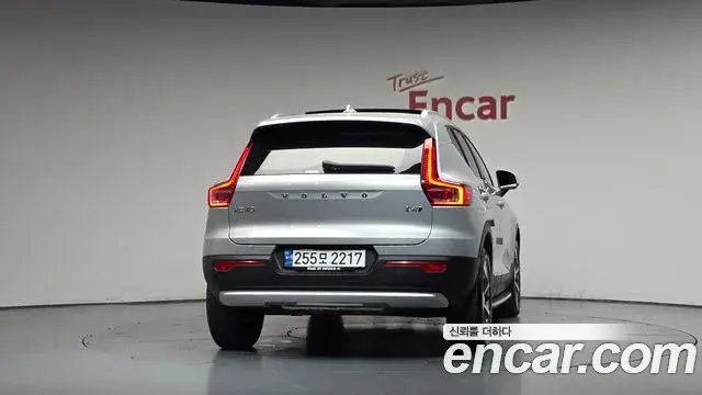 Volvo XC40 2022 — Photo 15/36
