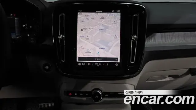 Volvo XC40 2022 — Photo 28/36