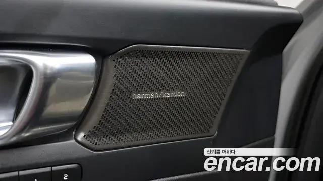 Volvo XC40 2022 — Photo 18/36