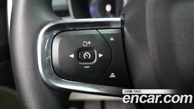 Volvo XC40 2022 — Photo 7/36