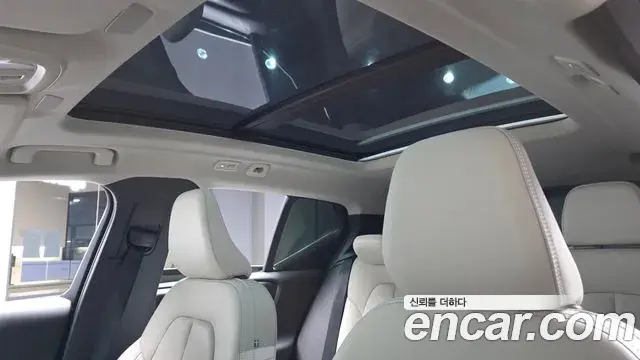 Volvo XC40 2022 — Photo 12/36