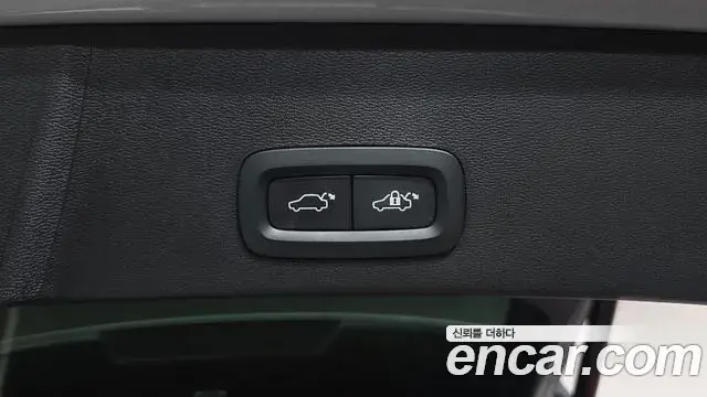 Volvo XC40 2022 — Photo 17/36