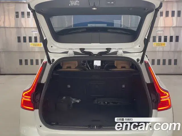 Volvo V60 Cross Country 2025 — Photo 12/20