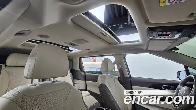 Kia Carnival 2023 — Фото 19/20