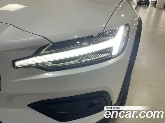 Volvo V60 Cross Country 2025 — Şəkil 14/20